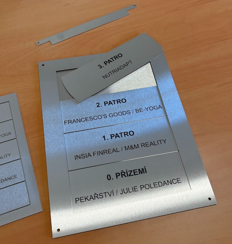 Nerezová informační tabule s vyměnitelnými cedulkami